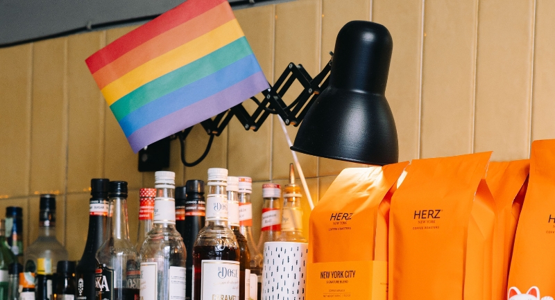 a-pride-hetvegejen-meg-szinesebb-lesz-a-grumpy-budapest-mimoza-vattacukor-szivarvanyos-meglepetesek-es-rozsaszin-polok-varjak-a-vendegeket-a-klauzal-utcaban.jpg