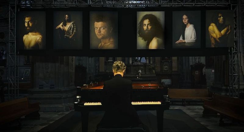 a-szaz-ev-magany-cimu-regenyre-reflektalo-kiallitaskoncert-lathato-az-eiffelben.jpg