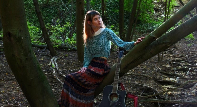 folk-hip-hop-es-indie-rock-a-varalja-akusztikon-boldogkovaraljan.jpg