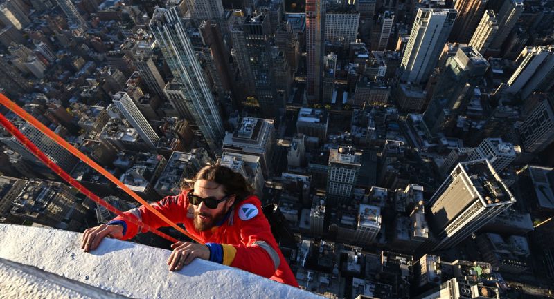 jared-leto-felmaszott-az-empire-state-building-tetejere-hogy-bejelentse-a-thirty-seconds-to-mars-seasons-2024-elnevezesu-vilagkoruli-turnejat.jpg