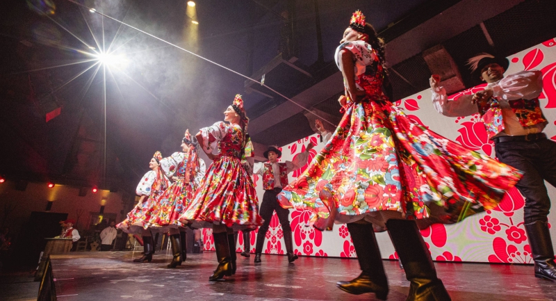 kozep-europaban-egyedulallo-misztikus-folklorrevuben-elevenedik-meg-a-magyar-kultura-gazdagsaga-tele-izzel-ritmussal-es-tradicioval-var-a-paprika-revue-house.jpg