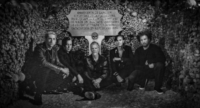 Queens of The Stone Age koncert a föld alól – megjelent az Alive in the Catacombs