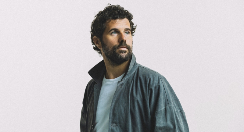 radikalis-gyengedseg-nick-mulvey-az-a38-hajon-is-bemutatja-uj-lemezet.jpg