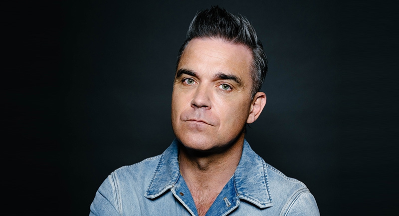 robbie-williams-2023-marcius-14-en-lep-fel-a-budapest-arenaban.jpg