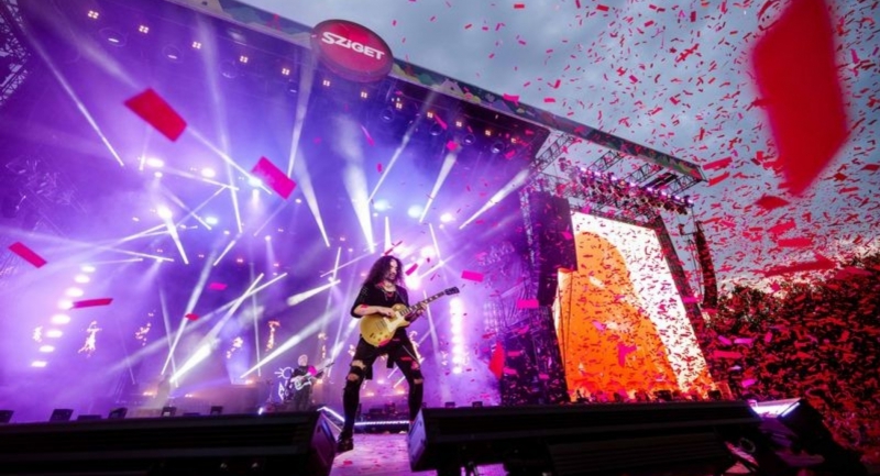 szines-madarakkal-repulunk-iden-a-szabadsag-szigetere.jpg