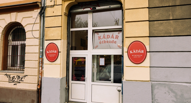 szinte-ugyanazzal-az-etlappal-nyit-ujra-a-legendas-kadar-etkezde-amivel-egykor-bezart.jpg