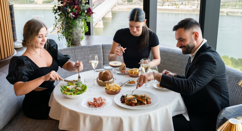 uj-gasztronomiai-hagyomany-szuletik-budapesten-indul-a-virtu-sunday-roast-a-felhok-felett.jpg
