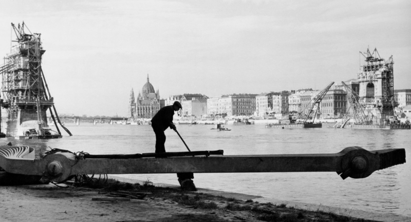 Új kiállítás Robert Capa eddig nem látott, Magyarországon készült fotóiból a Capa Központban - Fotótörténeti esemény: a világhírű haditudósító hazatér